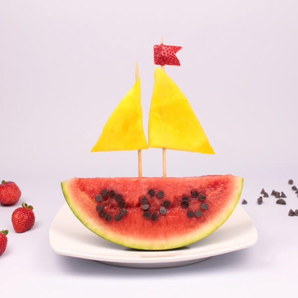 merienda en forma de barco de frutas