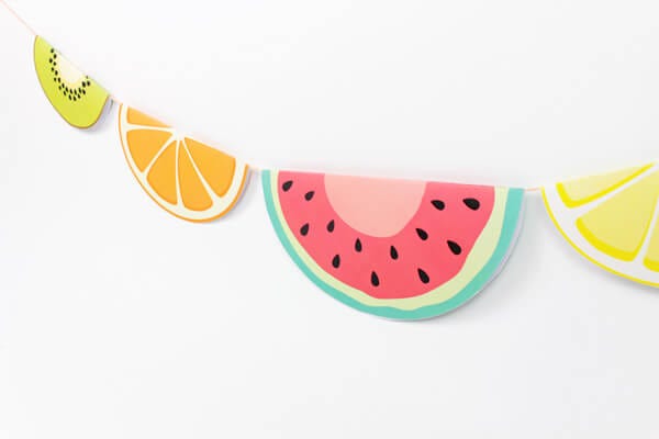 Tarjetas de invitación en forma de fruta.