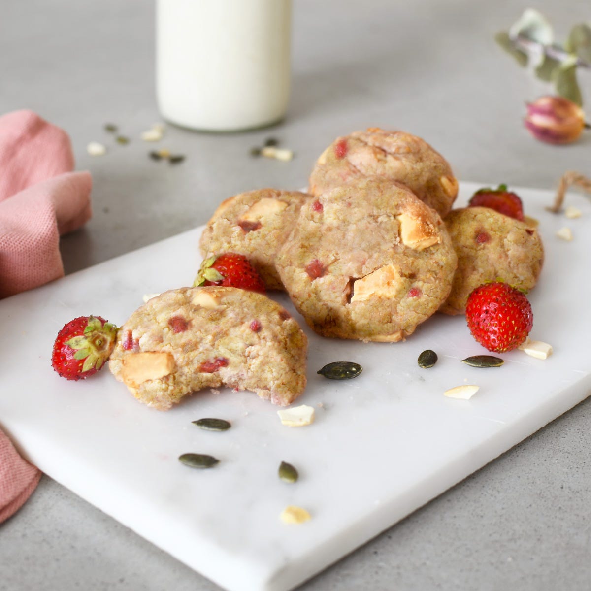 Esta semana, decidimos cambiar la receta de las cookies con chocolate negro para preparar una receta mucho más sabrosa: nuestras cookies con fresas y chocolate blanco.