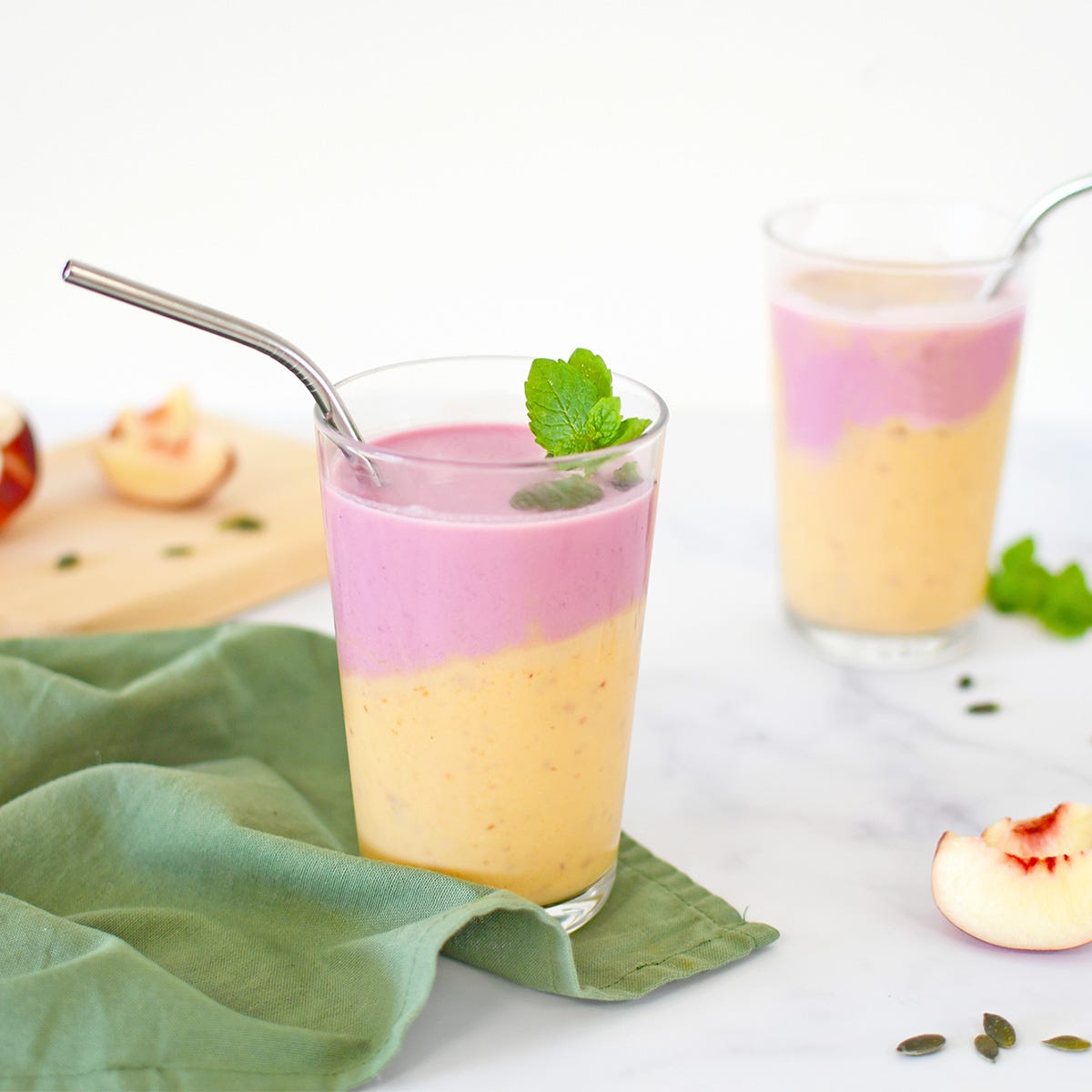 No te quedes con las ganas de beber una bebida refrescante y buena para la salud con nuestro smoothie con melotocones y arándanos.