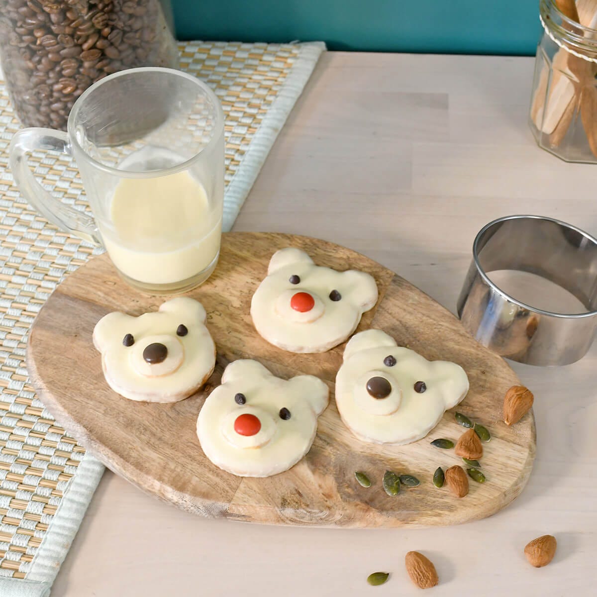 Realiza fácilmente estas súper bonitas galletas en forma de osos polares para sorprender a tus hijos con un snack original y glotón.